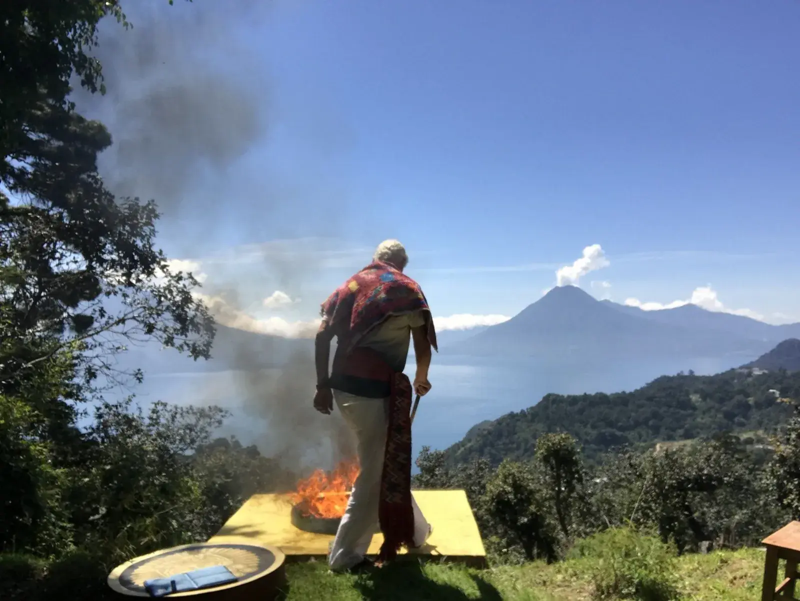 Omrael Norbert Muigg beim sakralen Mayafeuer am Altar PAZ MUNDO ATITLÁN, im Hintergrund Berge
